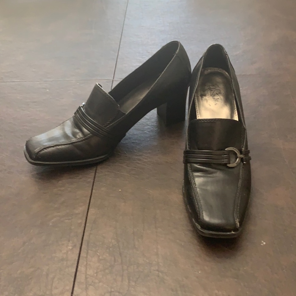 Sz 9.5 Life Stride Soft System heeled loafers